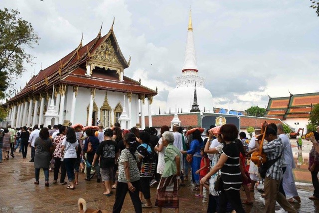 ชาวพุทธมาเลย์นับพัน นำบุตรหลานบวชหน้าพระบรมธาตุนคร