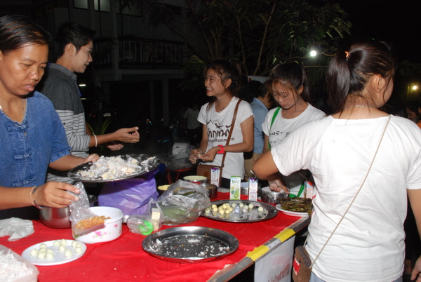 ประเพณีให้ทานไฟ 
