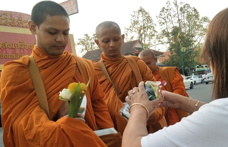 ตักบาตรหน้าวัดพระธาตุเมืองนครฯ.. ทุกวันอาทิตย์