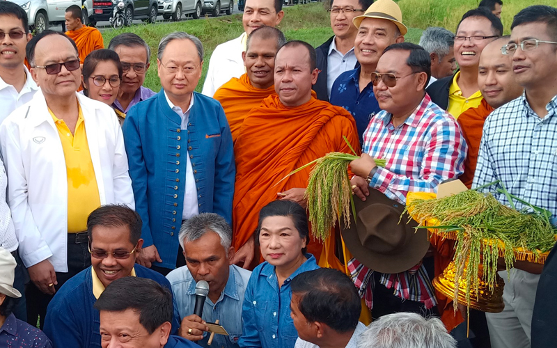 “รมต.สนธิรัตน์” ลุยร่วมเก็บเกี่ยวข้าวแปลงนาพุทธภูมิ