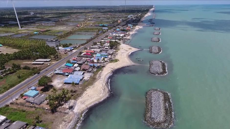 น้ำมันตกค้างในทะเลหาดบ้านหน้าศาล