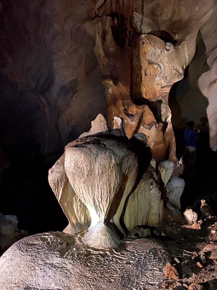 เผยภาพความสวยงามของหินงอกหินย้อย ภายในถ้ำมืด “เขายะลา”