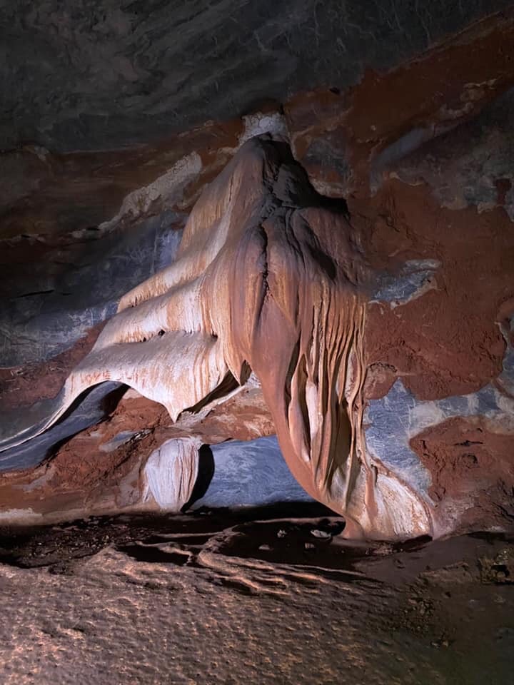 เผยภาพความสวยงามของหินงอกหินย้อย ภายในถ้ำมืด “เขายะลา”