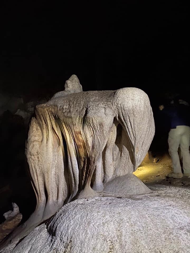 เผยภาพความสวยงามของหินงอกหินย้อย ภายในถ้ำมืด “เขายะลา”