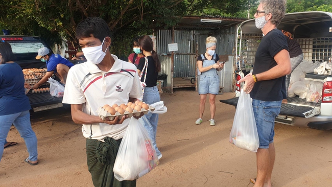 มูลนิธิซอยด๊อก แจกถุงยังชีพแรงงานชาวเมียนมาร์ บ้านไม้ขาว ภูเก็ต