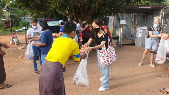 มูลนิธิซอยด๊อก แจกถุงยังชีพแรงงานชาวเมียนมาร์ บ้านไม้ขาว ภูเก็ต