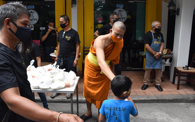 วงการพระเครื่องเมืองนครฯ แจกอาหารกล่องพร้อมน้ำดื่ม