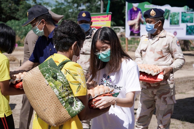 ติวเตอร์สาว นร.ทุนหลวง ซื้อสิ่งของมอบชาวบ้านเมืองคอน 