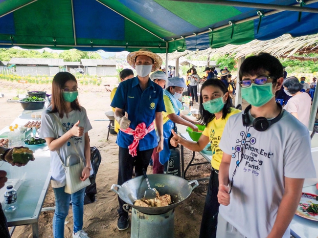 ติวเตอร์สาว นร.ทุนหลวง ซื้อสิ่งของมอบชาวบ้านเมืองคอน 