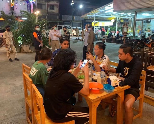 ร้านอาหาร ร้านน้ำชา พบการ์ดเริ่มตก