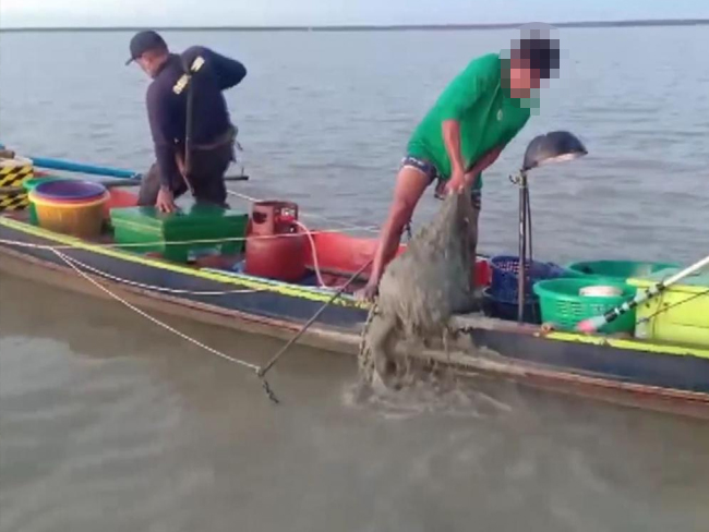 จับกุมเรือประมงพื้นบ้านใช้เครื่องมือผิดกม.