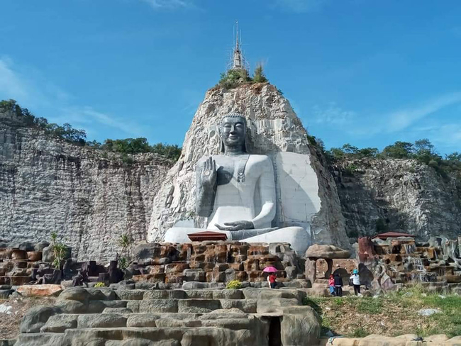 พระพุทธปุษยคีรีศรีสุวรรณภูมิ จ.สุพรรณบุรี (ภาพจากเพจ พุทธสถาน พระพุทธปุษยครีศรีสุวรรณภูมิ)