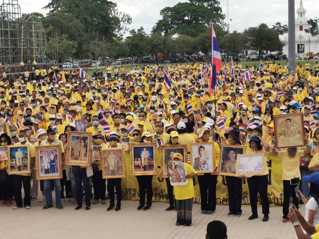 ชาวนครศรีธรรมราชหลายพันคน รวมตัวแสดงเจตนารมณ์ปกป้องสถาบันพระมหากษัตริย์