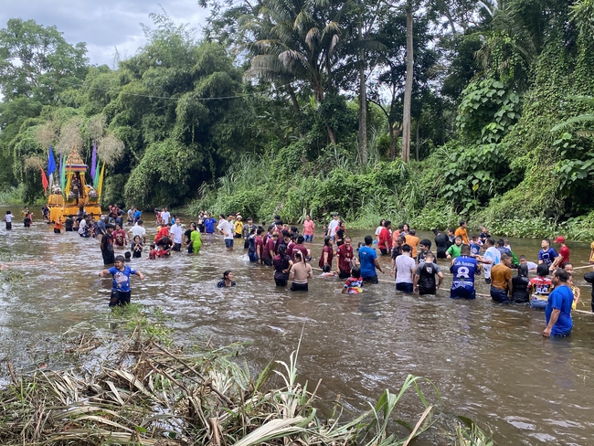 ลากพระทางน้ำ เรือพนมพระในลำธาร วัดพัทธเสมา 