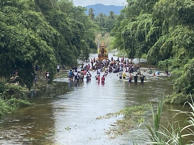 ลากพระทางน้ำ เรือพนมพระในลำธาร วัดพัทธเสมา 