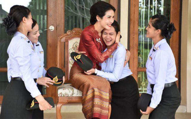 เจ้าคุณพระสินีนาฏ'ถ่ายภาพโอบกอดเพื่อนพยาบาล ทบ.41